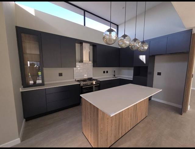 4 BEDROOM HOUSE FOR SALE IN MIDSTREAM HEIGHTS